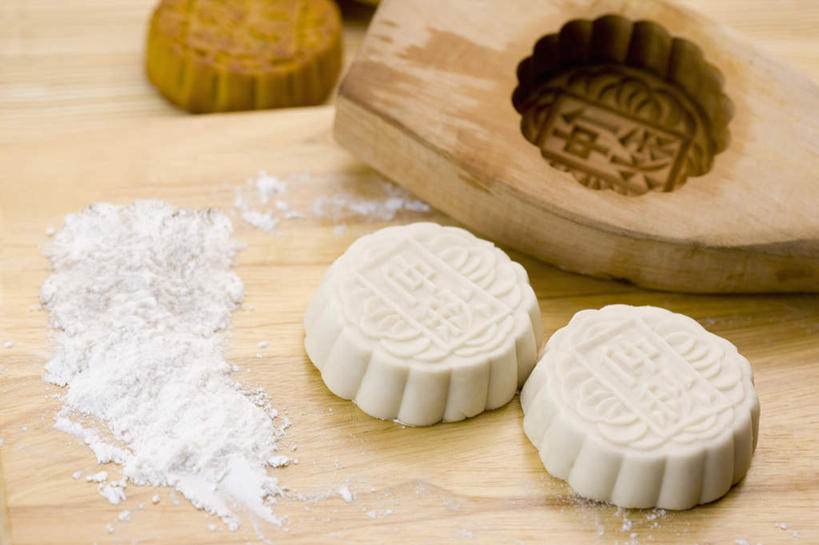 点心,月饼,无人,横图,俯视,室内,特写,白天,桌面,桌子,中秋节,阴影,花纹,节日,庆祝,反射,木制,粉末,影子,面粉,料理,食品,面点,粮食,文化,美食,食物,糕点,木制品,庆典,中式,粉,模具,纪念,农产品,原材料,粉状,宫饼,胡饼,团圆饼,小饼,月团,模子,彩图,高角度拍摄,八月会,八月节,拜月节,端正月,秋节,团圆节,月节,月夕,月饼模,月饼模具