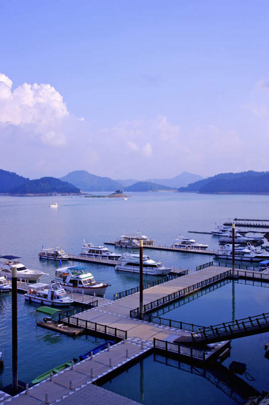 无人,码头,竖图,室外,白天,正面,旅游,度假,美景,山,山脉,港口,路灯,船,照明,日月潭,台湾,中国,亚洲,许多,阴影,光线,影子,景观,山峰,云,云朵,灯光,游艇,山峦,云彩,娱乐,灯,蓝色,白云,蓝天,天空,阳光,自然,交通工具,群山,天,享受,休闲,景色,放松,晴朗,照亮,照明设备,自然风光,载具,东亚,南投县,鱼池乡,港澳台,中华人民共和国,台湾省,南投,日月潭国家风景区,晴空,彩图,摆渡口,埠头,渡口,渡头,港湾,海港,货运码头,口岸,商港,台