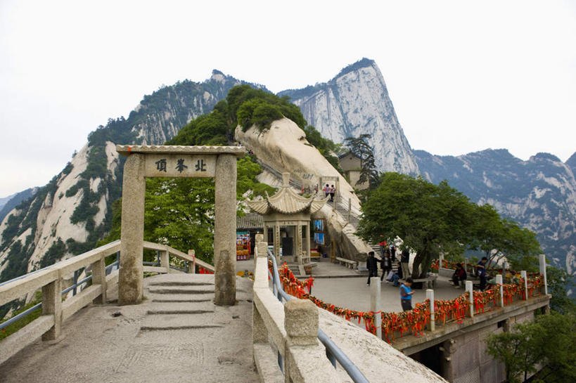 无人,栏杆,横图,室外,白天,正面,旅游,度假,华山,美景,山,山脉,树林,植物,楼梯,门,标志建筑,地标,建筑,中国,亚洲,标志,扶手,文字,字符,阶梯,景观,山峰,建筑群,山峦,娱乐,标识,建设,护栏,台阶,树,树木,绿色,天空,自然,门框,群山,天,享受,休闲,汉字,景色,放松,生长,晴朗,成长,中文,自然风光,东亚,陕西,陕西省,万里无云,中华人民共和国,国文,华文,西北地区,陕,渭南,渭南市,奇险天下第一山,西岳,西岳华山,晴空,晴空万里,彩图,华山北峰,云台峰,五岳之一