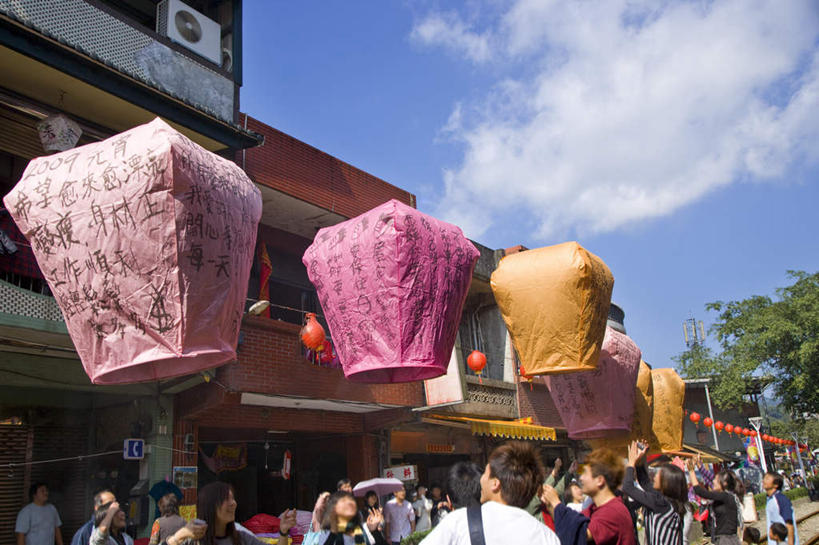 东方人,家,站,横图,室外,白天,仰视,度假,美景,植物,城市风光,城市,照明,台湾,中国,亚洲,行人,游客,游人,阴影,服装,节日,光线,灯笼,影子,纸灯笼,房屋,屋子,景观,云,云朵,公寓,许多人,云彩,注视,休闲装,黄种人,文化,娱乐,洋房,楼房,路人,旅客,住宅,树,树木,衣服,蓝色,绿色,白云,蓝天,天空,阳光,自然,灯具,天,观察,看,祈祷,站着,一群人,享受,休闲,健康,休闲服,景色,放松,许愿,服饰,生长,晴朗,成长,观看,纪念,祈求,照亮,察看,照明设备,关注,东亚,孔明灯,台北县,港澳台,中华人民共和国,台湾省,过客,新北,新北市,平安,男人,男性,年轻男性,年轻女性,女人,女性,亚洲人,晴空,抬头,仰头,站立,半身,彩图,低角度拍摄,房子,平溪区,天灯,台