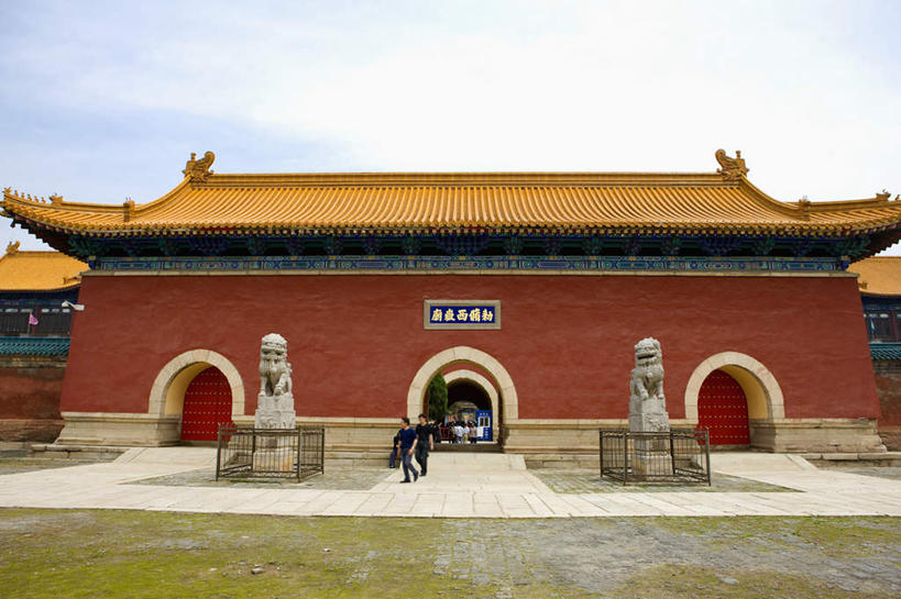 东方人,一个人,寺庙,走,横图,室外,白天,正面,旅游,度假,华山,名胜古迹,标志建筑,地标,建筑,哺乳动物,野生动物,狮子,雕塑,中国,亚洲,仅一个男性,仅一个人,行人,游客,游人,阴影,服装,节日,辟邪,遗迹,艺术,装饰,光线,标志,雕刻,雕像,牌匾,文字,影子,字符,云,云朵,云彩,注视,休闲装,黄种人,古迹,文化,文物,娱乐,标识,建设,古建筑,石雕,路人,旅客,仅一个年轻男性,衣服,蓝色,白云,蓝天,天空,阳光,动物,工艺品,庙宇,石狮,天,观察,看,祈祷,享受,休闲,健康,休闲服,汉字,旅游胜地,放松,许愿,宗教,服饰,佛教,信仰,晴朗,观看,纪念,祈求,美术,察看,关注,中文,主题,凶猛,陈列,古文明,东亚,陕西,陕西省,中华人民共和国,功能,美学,驱邪,祛邪,避邪,国文,华文,西北地区,陕,渭南,渭南市,守护神,释教,过客,残暴,平安,凶残,男人,男性,年轻男性,亚洲人,奇险天下第一山,西岳,西岳华山,晴空,步行,散步,走路,彩图,全身,庙,寺,五岳之一