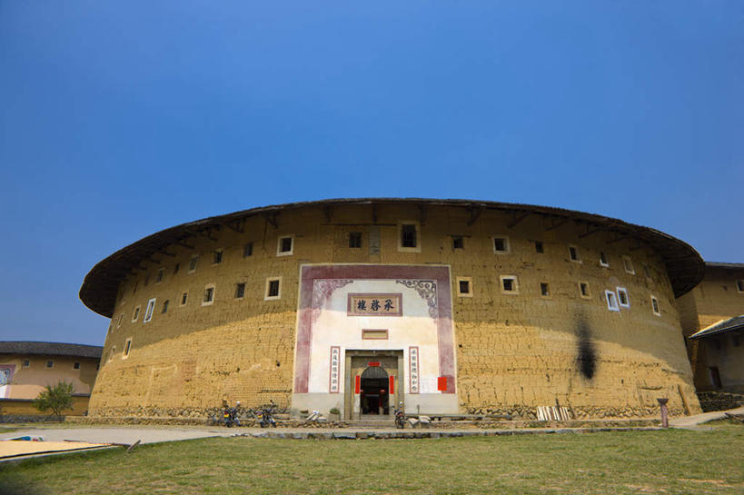 无人,家,横图,室外,白天,仰视,旅游,度假,草地,草坪,名胜古迹,植物,标志建筑,地标,建筑,中国,亚洲,阴影,遗迹,光线,标志,文字,影子,字符,房屋,墙,屋子,古迹,文物,娱乐,标识,建设,古建筑,楼房,墙壁,墙面,住宅,草,黄色,蓝色,绿色,蓝天,天空,阳光,天,享受,休闲,汉字,旅游胜地,放松,晴朗,中文,福建,古文明,东亚,土楼,福建省,永定县,万里无云,中华人民共和国,华东地区,国文,华文,闽,龙岩,龙岩市,晴空,晴空万里,彩图,低角度拍摄,房子,福建土楼,客家土楼,客家土围楼,圆形围屋