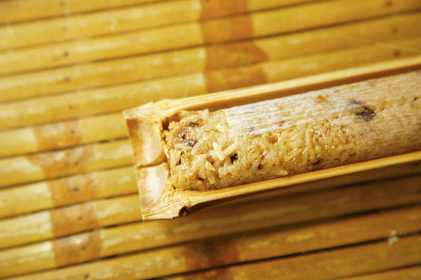 米饭,无人,横图,俯视,室内,特写,白天,烹饪,中餐,桌面,桌子,阴影,反射,木制,影子,料理,食品,饭,筷笼,菜肴,美食,食物,木制品,容器,中式,佳肴,五谷,竹筒饭,筷筒,箸筒,彩图,高角度拍摄,香竹饭,竹筒香饭