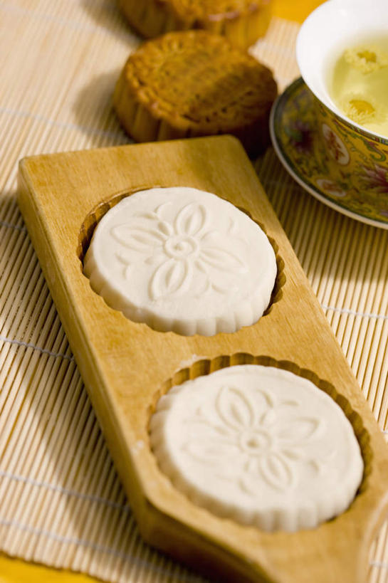 点心,月饼,无人,竖图,俯视,室内,白天,绘画,幸福,茶,桌面,桌子,杯子,餐具,中秋节,阴影,节日,庆祝,反射,木制,彩绘,瓷器,碟子,盘,影子,陶瓷,茶叶,料理,食品,面点,饮品,文化,娱乐,美食,食物,糕点,盘子,木制品,水杯,碟,花茶,庆典,享受,休闲,温馨,中式,放松,乐趣,保健,养生,模具,纪念,花草茶,陶艺,舒适,香花茶,香片,熏花茶,彩釉,宫饼,胡饼,团圆饼,小饼,月团,模子,茶杯,画画,彩图,高角度拍摄,八月会,八月节,拜月节,端正月,秋节,团圆节,月节,月夕,月饼模,月饼模具