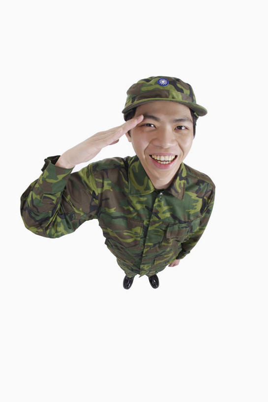 东方人,一个人,站,笑,微笑,露齿笑,竖图,俯视,室内,白天,白色背景,帽子,亚洲,仅一个男性,仅一个人,阴影,反射,影子,注视,黄种人,仅一个年轻男性,观察,看,站着,摄影,军帽,影棚,观看,军人,察看,敬礼,武士,关注,迷彩服,军服,甲士,还礼,伪装服,野战服,作战服,男人,男性,年轻男性,亚洲人,抬头,仰头,站立,彩图,高角度拍摄,全身,影棚拍摄,拍摄