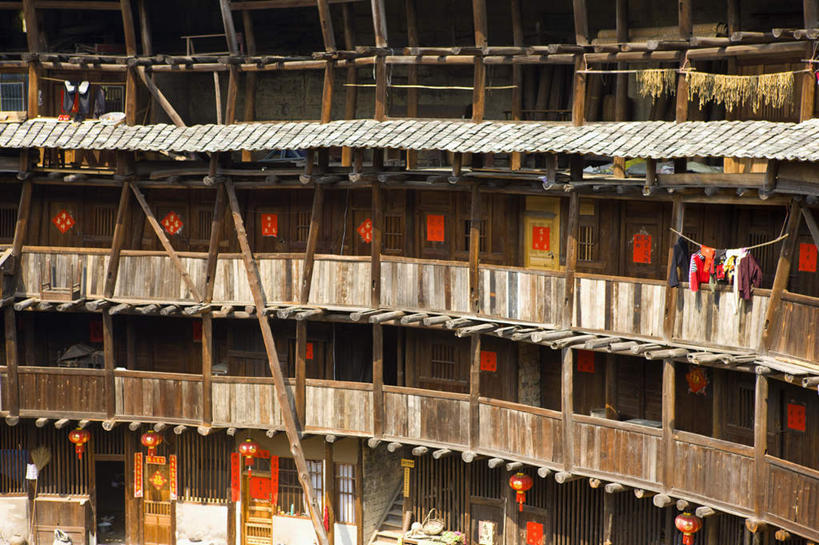 无人,家,栏杆,横图,室外,白天,正面,旅游,度假,名胜古迹,标志建筑,地标,建筑,照明,中国,亚洲,遗迹,灯笼,纸灯笼,房屋,屋子,围栏,古迹,文物,娱乐,建设,古建筑,护栏,楼房,住宅,灯具,享受,休闲,旅游胜地,放松,照亮,照明设备,福建,古文明,东亚,土楼,福建省,南靖县,中华人民共和国,华东地区,闽,漳州,漳州市,彩图,房子,福建土楼,客家土楼,客家土围楼,兰水县,圆形围屋