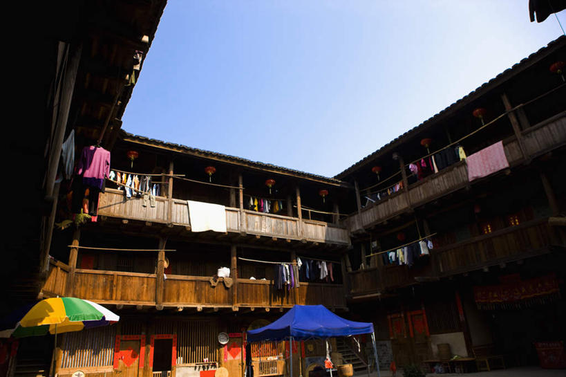 无人,家,横图,室外,白天,仰视,度假,美景,城市风光,城市,中国,亚洲,阴影,光线,伞,影子,雨伞,遮阳伞,房屋,屋子,景观,公寓,娱乐,阳伞,洋房,楼房,住宅,蓝色,蓝天,天空,阳光,天,享受,休闲,景色,放松,晴朗,太阳伞,福建,东亚,福建省,南靖县,万里无云,中华人民共和国,华东地区,闽,漳州,漳州市,晴空,晴空万里,彩图,低角度拍摄,房子,兰水县