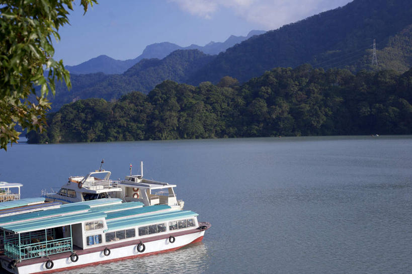 无人,横图,室外,白天,正面,旅游,度假,灌溉,湖,湖泊,美景,山,山脉,树林,水,植物,建筑,船,台湾,中国,亚洲,蓄水,阴影,光线,影子,湖面,景观,山峰,水流,水面,云,云朵,游艇,山峦,云彩,娱乐,建设,水坝,水库,树,树木,蓝色,绿色,白云,蓝天,天空,阳光,自然,交通工具,湖水,群山,天,享受,休闲,发电,景色,放松,生长,晴朗,成长,自然风光,载具,东亚,坝,航运,桃园县,石门水库,港澳台,中华人民共和国,防洪,供水,水力发电,台湾省,晴空,彩图,桃园,龙潭乡,台