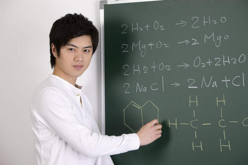 东方人,一个人,学校,站,横图,室内,白天,侧面,分子,亚洲,仅一个男性,仅一个人,握,服装,化学,英文,笔,标志,工具,文字,字符,字母,墙,拿,拿着,扭头,注视,休闲装,黄种人,标识,校园,墙壁,墙面,仅一个年轻男性,衣服,白色,粉笔,学习用品,黑板,观察,看,站着,转头,休闲,教室,休闲服,教学,握着,服饰,观看,英文字母,文具用品,察看,原子,关注,阿拉伯文,化学方程式,粒子,化学反应,阿拉伯语,阿拉伯字母,耐磨,白垩,教学黑板,男人,男性,年轻男性,亚洲人,站立,半身,彩图,化学反应方程式,化学式,结构简式