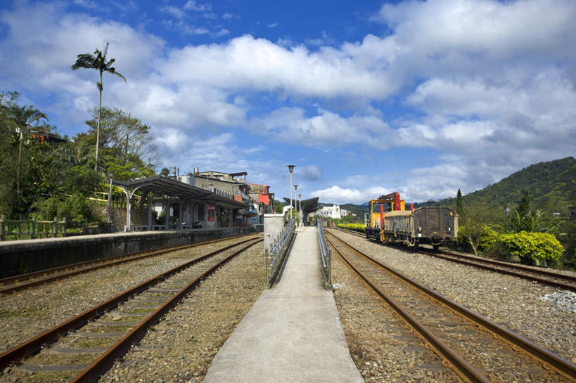 无人,横图,室外,白天,正面,度假,美景,城市风光,城市,路,铁路,火车,车站,台湾,中国,亚洲,一辆,阴影,光线,影子,景观,云,云朵,轨道,站台,交通,铁轨,云彩,娱乐,月台,车,蓝色,白云,蓝天,天空,阳光,交通工具,天,享受,休闲,景色,放松,运输,晴朗,载具,东亚,台北县,港澳台,中华人民共和国,台湾省,新北,新北市,晴空,彩图,平溪区,台