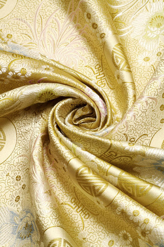 无人,竖图,俯视,室内,特写,白天,静物,阴影,花纹,曲折,弯曲,褶皱,反射,布,布料,图案,影子,布纹,金色,蜿蜒,布匹,富贵,忠诚,富丽,名誉,荣华,织锦,彩图,高角度拍摄,锦缎,染织,丝织物,织锦缎