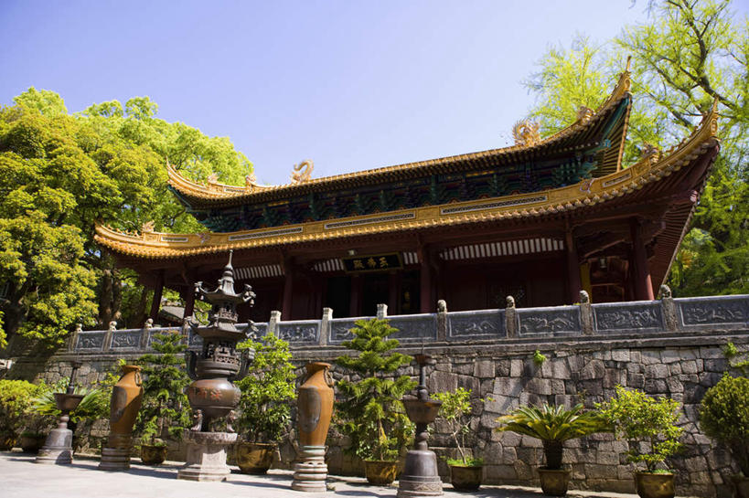 无人,寺庙,栏杆,横图,室外,白天,仰视,旅游,度假,名胜古迹,植物,标志建筑,地标,建筑,照明,中国,亚洲,阴影,节日,遗迹,光线,扶手,影子,灯光,古迹,文化,文物,娱乐,建设,古建筑,浙江,护栏,灯,树,树木,浙江省,蓝色,绿色,蓝天,天空,阳光,自然,灯具,庙宇,天,祈祷,享受,休闲,健康,旅游胜地,放松,许愿,宗教,佛教,信仰,生长,晴朗,成长,纪念,祈求,照亮,照明设备,古文明,东亚,普陀区,普陀山,法雨寺,万里无云,中华人民共和国,华东地区,浙,舟山,舟山市,释教,平安,晴空,晴空万里,彩图,低角度拍摄,庙,寺,石灯