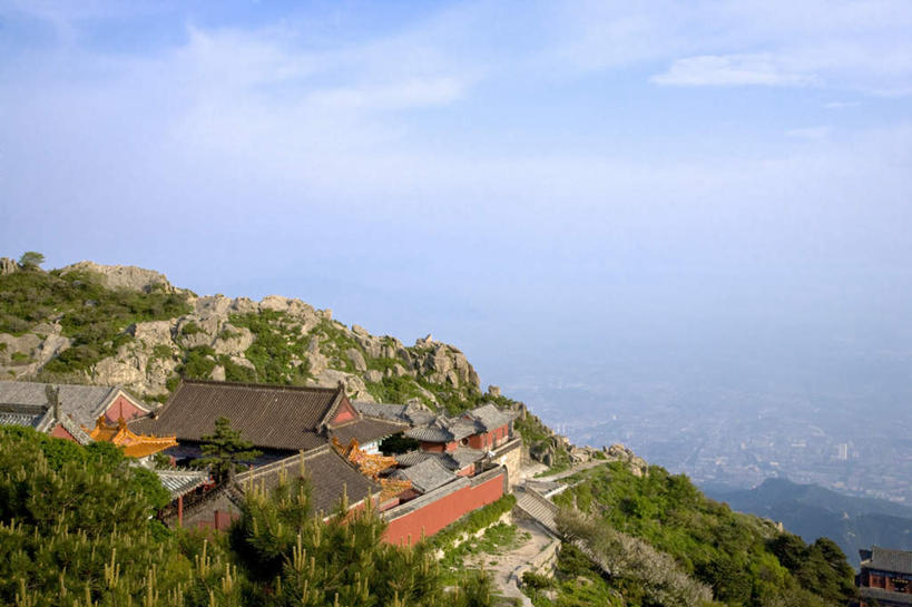 无人,家,横图,俯视,航拍,室外,白天,旅游,度假,美景,山,山脉,树林,植物,泰山,中国,亚洲,阴影,光线,影子,房屋,屋顶,屋子,景观,山峰,云,云朵,山峦,云彩,顶棚,娱乐,山东,楼房,住宅,树,树木,蓝色,绿色,白云,蓝天,天空,阳光,自然,群山,天,享受,休闲,景色,放松,生长,晴朗,成长,鸟瞰,自然风光,东亚,山东省,中华人民共和国,华东地区,鲁,岱山,岱宗,东岳,中国五岳之首,晴空,彩图,高角度拍摄,房子