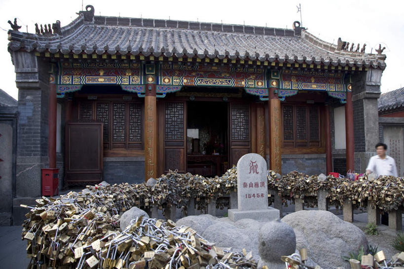 东方人,一个人,寺庙,站,横图,室外,白天,正面,旅游,度假,名胜古迹,标志建筑,地标,建筑,雕塑,泰山,中国,亚洲,仅一个男性,仅一个人,仅一个中年男性,服装,节日,遗迹,艺术,装饰,标志,雕刻,牌匾,瓦片,文字,字符,屋顶,燃烧,顶棚,瓦,注视,休闲装,黄种人,古迹,文化,文物,娱乐,标识,建设,古建筑,山东,衣服,香火,工艺品,庙宇,观察,看,祈祷,站着,享受,休闲,健康,休闲服,汉字,旅游胜地,放松,许愿,宗教,建造,服饰,信仰,观看,纪念,祈求,美术,察看,关注,中文,主题,陈列,古文明,东亚,屋瓦,山东省,中华人民共和国,华东地区,功能,美学,国文,华文,鲁,岱山,岱宗,东岳,中国五岳之首,平安,男人,男性,中年男性,亚洲人,站立,半身,彩图,庙,寺,玉皇顶