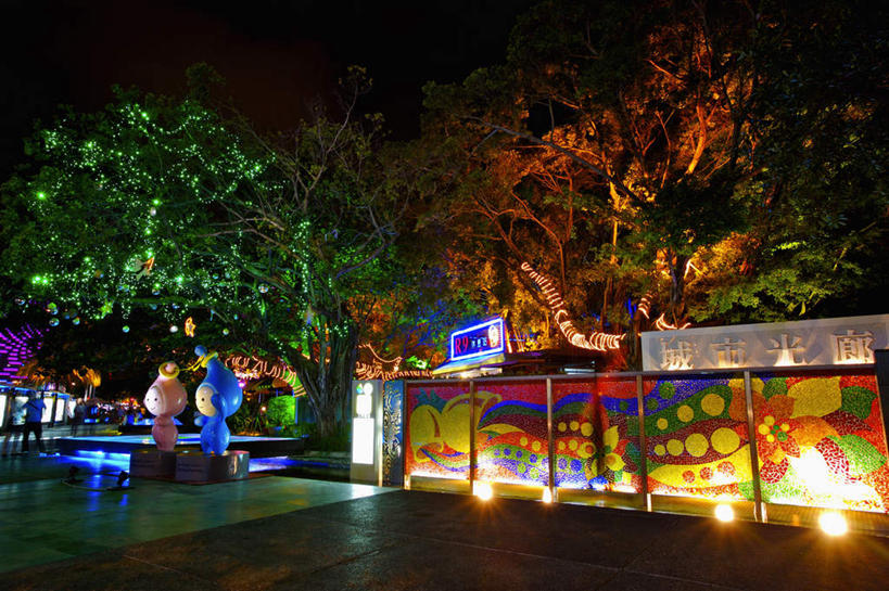 无人,横图,室外,白天,正面,旅游,度假,绘画,植物,标志建筑,道路,地标,建筑,路,公路,照明,油画,台湾,中国,亚洲,阴影,艺术,光线,影子,墙,灯光,交通,古典,文化,娱乐,建设,墙壁,墙面,灯,树,树木,绿色,自然,工艺品,灯具,落地灯,品味,享受,休闲,旅游胜地,放松,生长,成长,照亮,美术,高雅,照明设备,东亚,高雄市,城市光廊,港澳台,中华人民共和国,美学,台湾省,高雄,马路,彩图,五福路,台