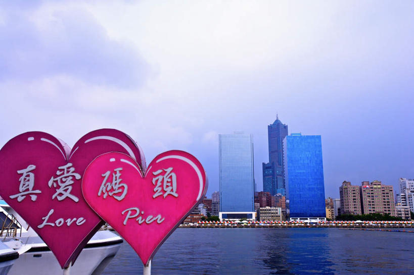 无人,高楼大厦,横图,室外,白天,正面,爱情,旅游,度假,海浪,海洋,植物,标志建筑,大厦,地标,建筑,摩天大楼,台湾,中国,亚洲,爱心,英文,标志,文字,字符,浪花,乌云,云,阴天,云朵,浪漫,云彩,娱乐,标识,建设,树,树木,红色,绿色,天空,自然,海水,天,享受,休闲,温暖,温馨,心形,汉字,旅游胜地,恩爱,放松,生长,成长,英文字母,和睦,昏暗,阴沉,中文,海景,东亚,高雄市,爱河,真爱码头,港澳台,中华人民共和国,国文,华文,台湾省,高雄,心型,大海,风浪,海,海水的波动,近岸浪,涌浪,彩图,大楼,高层建筑,高楼,摩天楼,台湾爱河,仁武乡,高雄港13号码头,融洽,台