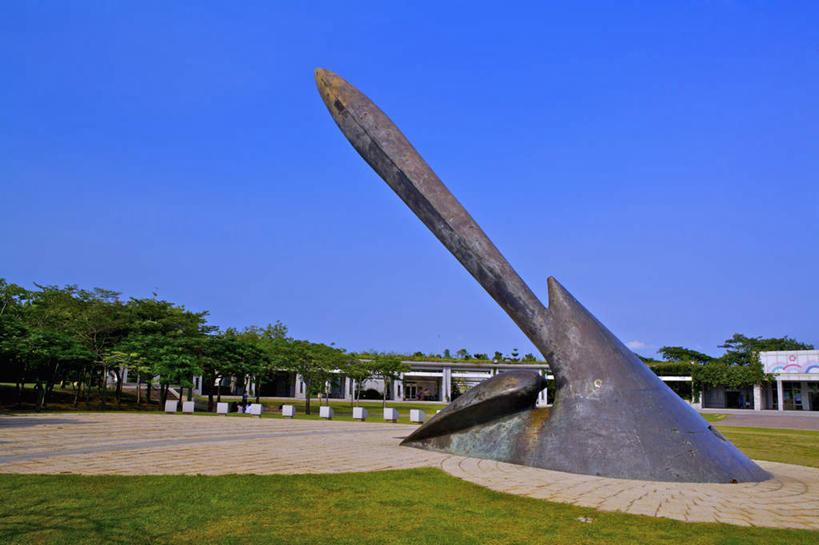 无人,横图,室外,白天,仰视,度假,草地,草坪,美景,植物,城市风光,城市,雕塑,台湾,中国,亚洲,艺术,装饰,时间,雕刻,雕像,景观,计时,娱乐,草,树,树木,绿色,自然,工艺品,享受,休闲,景色,放松,炮台,生长,成长,纪念,美术,准确,主题,精准,陈列,日晷,东亚,高雄市,高雄都会公园,港澳台,中华人民共和国,功能,美学,台湾省,高雄,日规,彩图,低角度拍摄,都会公园,台