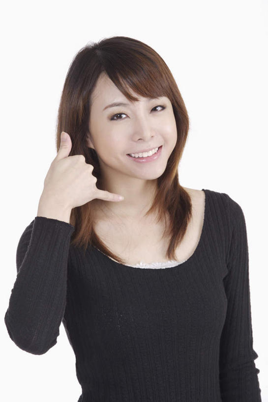 东方人,手,小拇指,一个人,笑,打电话,微笑,露齿笑,竖图,室内,白天,白色背景,正面,亚洲,仅一个年轻女性,仅一个女性,仅一个人,阴影,服装,反射,影子,注视,休闲装,黄种人,衣服,黑色,观察,看,手势,休闲,手部,休闲服,竖,摄影,服饰,影棚,观看,翘,单手,察看,关注,交流,年轻女性,女人,女性,亚洲人,大拇指,沟通,通话,半身,彩图,影棚拍摄,拍摄