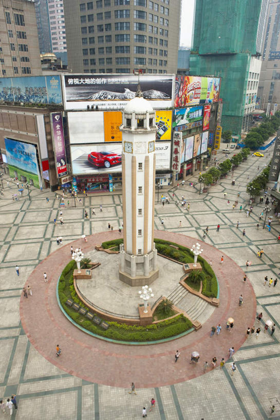 东方人,高楼大厦,站,坐,走,竖图,俯视,航拍,室外,白天,旅游,度假,草地,草坪,植物,标志建筑,大厦,地标,建筑,摩天大楼,重庆,中国,亚洲,行人,游客,游人,服装,纪念碑,许多人,注视,休闲装,黄种人,娱乐,建设,路人,旅客,草,树,树木,衣服,绿色,自然,观察,看,站着,一群人,享受,休闲,休闲服,旅游胜地,放松,服饰,生长,成长,观看,察看,鸟瞰,关注,东亚,渝中区,中华人民共和国,西南地区,重庆市,渝,过客,重庆纪念碑,男人,男性,女人,女性,中年男性,中年女性,亚洲人,步行,散步,站立,走路,坐着,半身,彩图,高角度拍摄,大楼,高层建筑,高楼,摩天楼