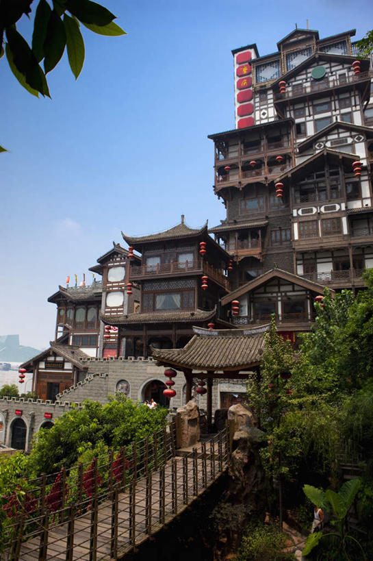 无人,家,栏杆,竖图,室外,白天,正面,旅游,度假,植物,标志建筑,地标,建筑,重庆,中国,亚洲,阴影,光线,瓦片,影子,房屋,屋顶,屋子,围栏,走道,走廊,过道,顶棚,瓦,娱乐,建设,护栏,楼房,住宅,树,树木,蓝色,绿色,蓝天,天空,阳光,自然,天,享受,休闲,旅游胜地,放松,建造,生长,晴朗,成长,长江,东亚,屋瓦,万里无云,嘉陵江,洪崖洞,洋人街,中华人民共和国,西南地区,重庆市,渝,晴空,晴空万里,彩图,房子