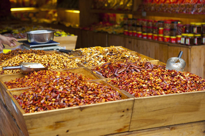 点心,东方人,手,一个人,商店,横图,室内,白天,正面,度假,美景,城市风光,城市,重庆,中国,亚洲,仅一个男性,仅一个人,一堆,许多,握,阴影,堆叠,堆积,反射,木制,影子,景观,食品,黄种人,娱乐,商铺,食物,仅一个年轻男性,木制品,容器,零食,享受,休闲,手部,景色,放松,握着,储藏,堆,单手,储存,东亚,磁器口,中华人民共和国,西南地区,重庆市,渝,沙坪坝区,市肆,商号,男人,男性,年轻男性,亚洲人,半身,彩图,店铺,磁器口古镇,贮存