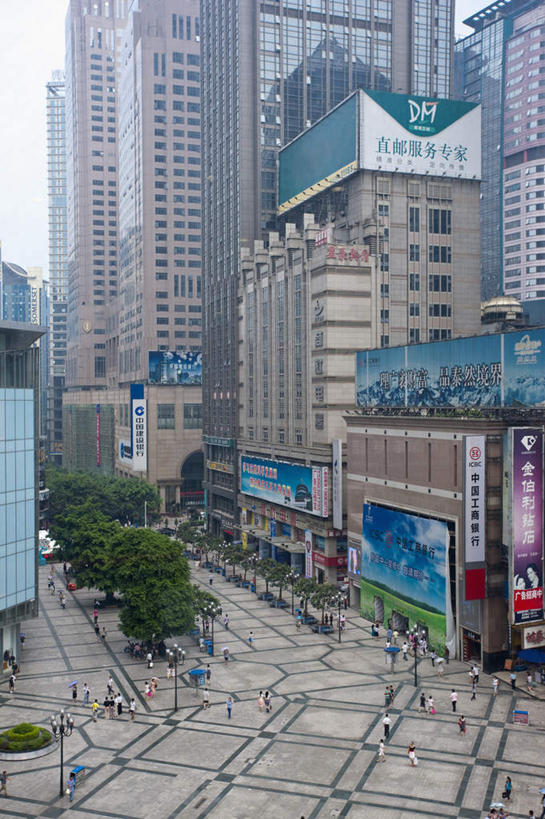 东方人,高楼大厦,站,坐,走,竖图,室外,白天,正面,旅游,度假,草地,草坪,植物,标志建筑,大厦,地标,建筑,摩天大楼,重庆,中国,亚洲,行人,游客,游人,服装,纪念碑,许多人,注视,休闲装,黄种人,娱乐,建设,路人,旅客,草,树,树木,衣服,绿色,自然,观察,看,站着,一群人,享受,休闲,休闲服,旅游胜地,放松,服饰,生长,成长,观看,察看,关注,东亚,渝中区,中华人民共和国,西南地区,重庆市,渝,过客,重庆纪念碑,男人,男性,女人,女性,中年男性,中年女性,亚洲人,步行,散步,站立,走路,坐着,半身,彩图,大楼,高层建筑,高楼,摩天楼