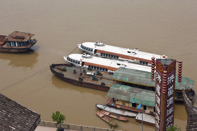 无人,码头,横图,俯视,室外,白天,度假,河流,美景,水,植物,城市风光,城市,港口,建筑,轮船,船,重庆,中国,亚洲,阴影,光线,瓦片,影子,屋顶,河水,景观,水流,顶棚,瓦,娱乐,树,树木,绿色,阳光,自然,交通工具,享受,休闲,景色,放松,建造,生长,成长,载具,长江,东亚,屋瓦,游艇码头,嘉陵江,洪崖洞,中华人民共和国,西南地区,重庆市,渝,彩图,高角度拍摄,摆渡口,埠头,渡口,渡头,港湾,海港,口岸