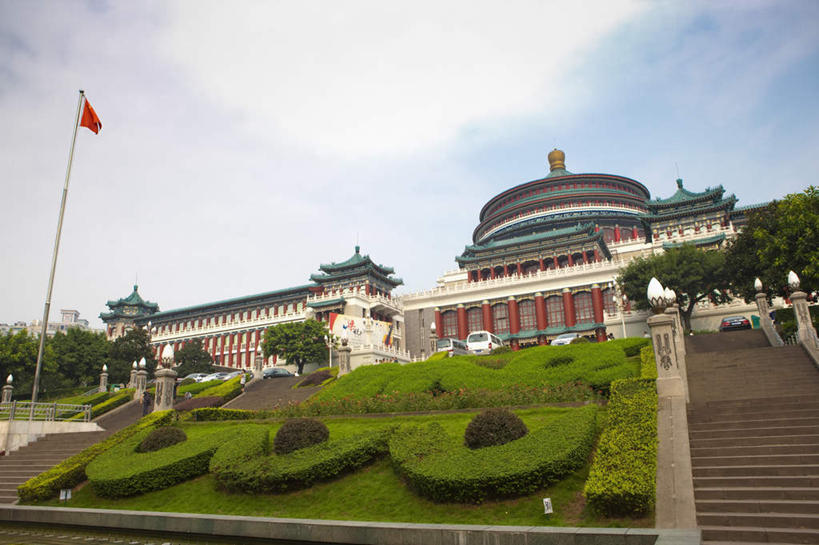 无人,横图,室外,白天,仰视,旅游,度假,植物,标志建筑,地标,建筑,旗帜,国旗,重庆,中国,亚洲,阴影,环保,飘扬,光线,影子,云,云朵,防护,云彩,娱乐,建设,五星红旗,树,树木,蓝色,绿色,白云,蓝天,天空,阳光,自然,天,享受,休闲,旅游胜地,放松,生长,晴朗,成长,飘逸,美好,美妙,飞扬,间隔,中国国旗,东亚,重庆市人民大礼堂,渝中区,中华人民共和国,西南地区,美观,雅观,重庆市,渝,绿篱,生篱,树篱,植篱,旗,晴空,彩图,低角度拍摄,红地五星旗,中华人民共和国国旗