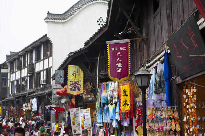 东方人,商店,栏杆,站,走,横图,室外,白天,仰视,旅游,度假,名胜古迹,窗户,标志建筑,地标,建筑,重庆,中国,亚洲,行人,游客,游人,阴影,服装,遗迹,光线,标志,瓦片,文字,影子,字符,屋顶,围栏,许多人,顶棚,瓦,注视,休闲装,黄种人,古迹,文物,娱乐,标识,建设,商铺,古建筑,护栏,路人,旅客,衣服,阳光,观察,看,站着,一群人,享受,休闲,休闲服,汉字,旅游胜地,放松,建造,服饰,观看,察看,关注,中文,古文明,东亚,屋瓦,磁器口,中华人民共和国,西南地区,国文,华文,重庆市,渝,沙坪坝区,市肆,商号,过客,男人,男性,年轻男性,年轻女性,女人,女性,亚洲人,步行,散步,站立,走路,半身,彩图,低角度拍摄,店铺,磁器口古镇