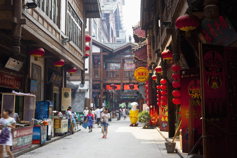 东方人,商店,站,走,横图,室外,白天,正面,旅游,度假,标志建筑,道路,地标,建筑,路,公路,照明,重庆,中国,亚洲,许多,行人,游客,游人,吊挂,悬挂,服装,灯笼,纸灯笼,交通,许多人,挂,注视,休闲装,黄种人,娱乐,建设,商铺,路人,旅客,衣服,红色,灯具,观察,看,站着,一群人,享受,休闲,休闲服,旅游胜地,放松,服饰,观看,照亮,察看,照明设备,关注,长江,东亚,嘉陵江,洪崖洞,洋人街,中华人民共和国,西南地区,重庆市,渝,市肆,商号,过客,男人,男性,年轻男性,年轻女性,女人,女性,亚洲人,马路,步行,散步,站立,走路,半身,彩图,店铺