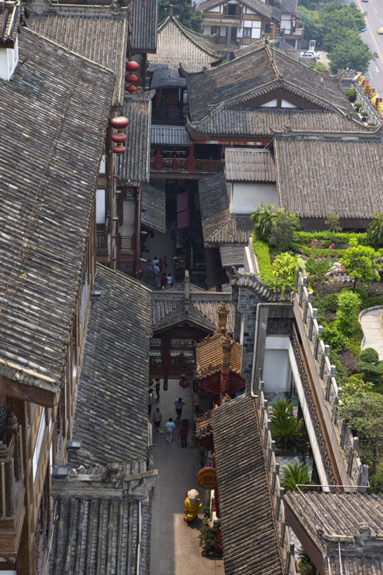 东方人,站,走,竖图,俯视,航拍,室外,白天,旅游,度假,植物,标志建筑,道路,地标,建筑,路,重庆,中国,亚洲,行人,游客,游人,阴影,服装,光线,瓦片,影子,屋顶,小路,交通,许多人,顶棚,瓦,注视,休闲装,黄种人,娱乐,建设,路人,旅客,树,树木,衣服,绿色,阳光,自然,观察,看,站着,一群人,享受,休闲,休闲服,旅游胜地,放松,建造,服饰,生长,成长,观看,察看,鸟瞰,关注,长江,东亚,屋瓦,嘉陵江,洪崖洞,洋人街,中华人民共和国,西南地区,重庆市,渝,过客,男人,男性,女人,女性,中年男性,中年女性,亚洲人,步行,散步,站立,走路,半身,彩图,高角度拍摄