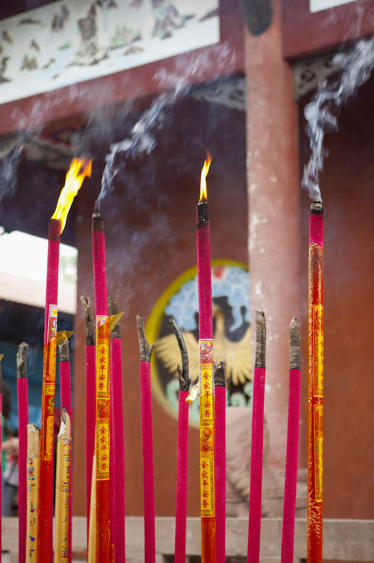 无人,竖图,室外,特写,白天,正面,旅游,度假,名胜古迹,标志建筑,地标,建筑,蜡烛,重庆,中国,亚洲,阴影,节日,遗迹,光线,影子,墙,烟雾,燃烧,古迹,文化,文物,娱乐,建设,古建筑,墙壁,墙面,佛香,阳光,香火,香烛,祈祷,享受,休闲,健康,旅游胜地,放松,许愿,宗教,信仰,烧香,纪念,祈求,古文明,东亚,大足县,宝顶山,中华人民共和国,西南地区,重庆市,渝,宝顶山摩崖石刻,大足,大足区,平安,彩图