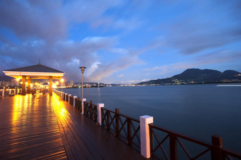 无人,横图,室外,白天,正面,旅游,度假,河流,石头,日落,山,山脉,水,标志建筑,地标,建筑,路灯,照明,台湾,中国,亚洲,阴影,光线,石子,影子,河水,山峰,水流,晚霞,霞光,云,云朵,落日,桥,灯光,山峦,云彩,娱乐,建设,石桥,拱桥,栈桥,灯,白云,黄昏,群山,享受,休闲,旅游胜地,彩霞,放松,拱形,人行桥,石拱桥,照亮,照明设备,东亚,台北,港澳台,中华人民共和国,省会,台北市,台湾省,夕照,石块,夕阳,彩图,观音山,台北观音山,斜阳,台