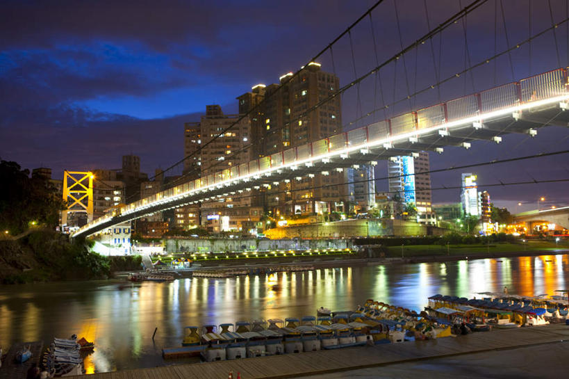 无人,高楼大厦,横图,室外,夜晚,仰视,度假,河流,美景,水,植物,城市风光,城市,大厦,建筑,路灯,摩天大楼,夜景,照明,台湾,中国,亚洲,一排,许多,阴影,整齐,光线,影子,河水,景观,水流,建筑群,灯光,娱乐,建设,灯,树,树木,排列,绿色,自然,享受,休闲,景色,放松,生长,成长,照亮,照明设备,队列,东亚,台北,碧潭吊桥,港澳台,中华人民共和国,省会,灯火辉煌,台北市,台湾省,火树银花,灯烛辉煌,双溪,新北,新北市,彩图,低角度拍摄,大楼,高层建筑,高楼,摩天楼,淡水河,新店溪,台