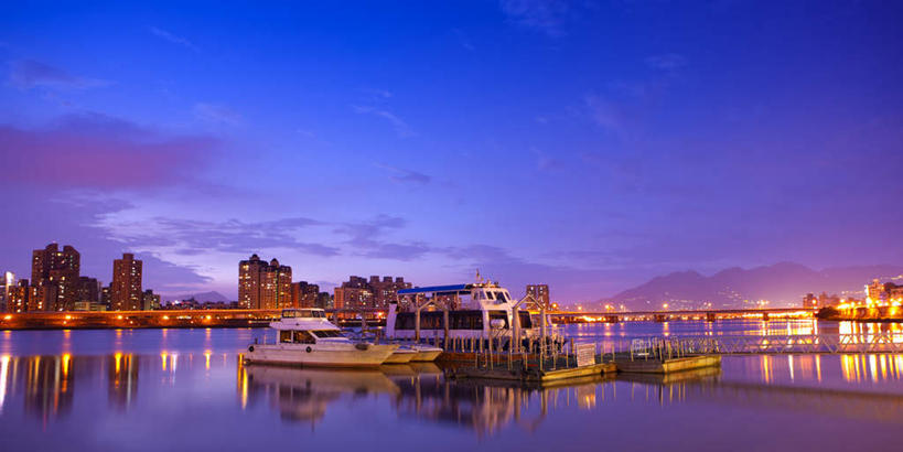 无人,家,横图,全景,室外,白天,正面,旅游,度假,河流,美景,日落,水,天际线,植物,城市风光,城市,建筑,路灯,轮船,船,照明,台湾,中国,亚洲,停靠,阴影,波纹,光线,影子,房屋,屋子,河水,景观,水流,晚霞,霞光,落日,公寓,建筑群,灯光,涟漪,娱乐,建设,洋房,楼房,住宅,灯,树,树木,绿色,倒影,水纹,天空,自然,黄昏,交通工具,波浪,天,享受,休闲,景色,彩霞,放松,生长,成长,照亮,倒映,照明设备,停泊,载具,东亚,台北,港澳台,中华人民共和国,省会,水晕,台北市,台湾省,夕照,反照,夕阳,彩图,房子,淡水河,大稻埕码头,斜阳,台