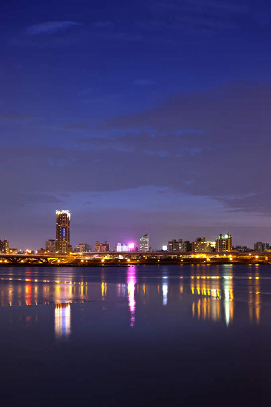 无人,高楼大厦,码头,竖图,室外,夜晚,正面,度假,河流,美景,水,植物,城市风光,城市,大厦,港口,建筑,路灯,摩天大楼,夜景,照明,台湾,中国,亚洲,阴影,波纹,光线,影子,河水,景观,水流,建筑群,灯光,涟漪,娱乐,建设,灯,树,树木,绿色,倒影,水纹,自然,波浪,享受,休闲,景色,放松,生长,成长,照亮,倒映,照明设备,东亚,游艇码头,台北,港澳台,中华人民共和国,省会,水晕,台北市,台湾省,反照,彩图,摆渡口,埠头,大楼,渡口,渡头,港湾,高层建筑,高楼,海港,口岸,摩天楼,淡水河,大稻埕码头,台