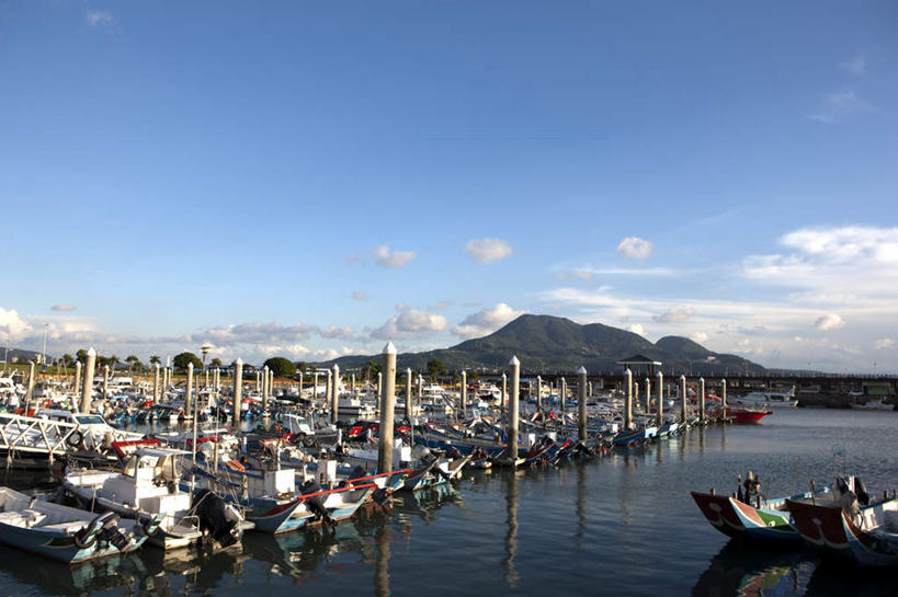 无人,码头,横图,室外,白天,正面,旅游,度假,河流,山,山脉,水,标志建筑,地标,港口,建筑,轮船,船,台湾,中国,亚洲,许多,阴影,光线,影子,河水,山峰,水流,云,云朵,山峦,云彩,娱乐,建设,排列,蓝色,白云,蓝天,天空,阳光,交通工具,群山,天,享受,休闲,旅游胜地,放松,晴朗,载具,东亚,游艇码头,台北县,港澳台,中华人民共和国,台湾省,摆列,新北,新北市,晴空,彩图,摆渡口,埠头,渡口,渡头,港湾,海港,口岸,淡水区,淡水渔人码头,布列,分列,台