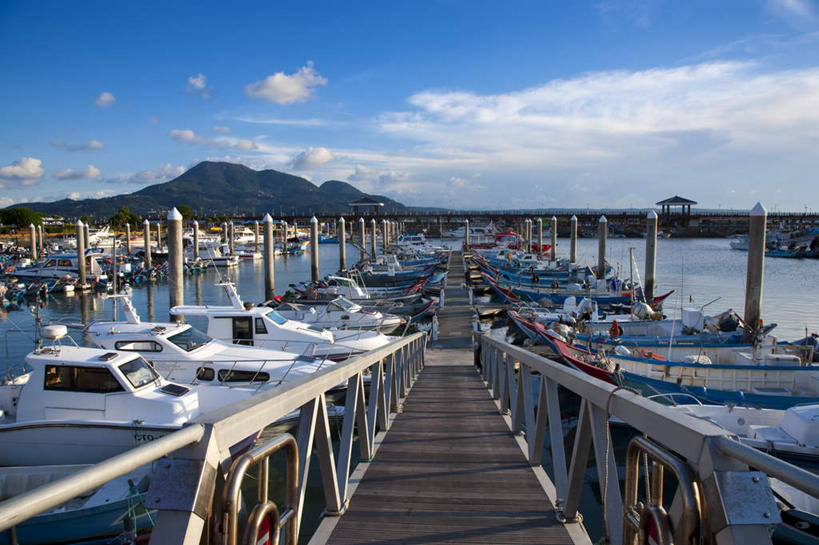 无人,栏杆,码头,横图,室外,白天,正面,旅游,度假,河流,山,山脉,水,标志建筑,地标,港口,建筑,轮船,船,台湾,中国,亚洲,许多,阴影,光线,木板,影子,河水,山峰,水流,云,云朵,围栏,桥,木桥,山峦,云彩,娱乐,建设,护栏,栈桥,排列,蓝色,白云,蓝天,天空,阳光,交通工具,群山,天,享受,休闲,旅游胜地,放松,晴朗,人行桥,木板桥,载具,东亚,游艇码头,台北县,港澳台,中华人民共和国,台湾省,摆列,新北,新北市,晴空,彩图,摆渡口,埠头,渡口,渡头,港湾,海港,口岸,淡水区,淡水渔人码头,布列,分列,台