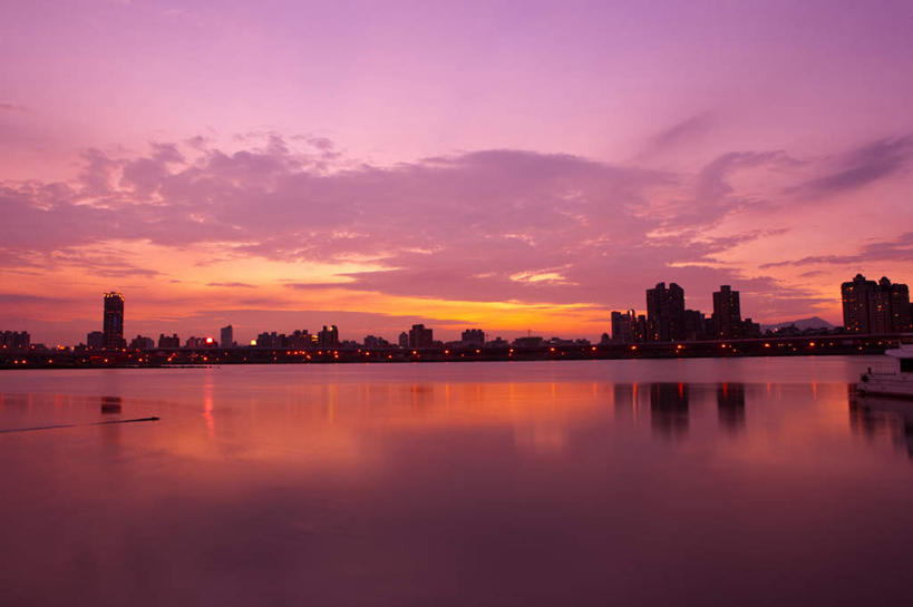 无人,高楼大厦,横图,全景,室外,白天,正面,度假,河流,美景,日落,水,天际线,城市风光,城市,大厦,建筑,摩天大楼,台湾,中国,亚洲,阴影,波纹,光线,影子,河水,景观,水流,晚霞,霞光,落日,建筑群,灯光,涟漪,娱乐,建设,倒影,水纹,天空,黄昏,波浪,天,享受,休闲,景色,彩霞,放松,倒映,东亚,台北,港澳台,中华人民共和国,省会,水晕,台北市,台湾省,夕照,反照,夕阳,彩图,大楼,高层建筑,高楼,摩天楼,淡水河,大稻埕码头,斜阳,台