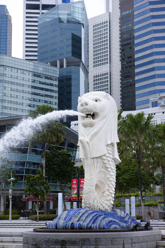 无人,高楼大厦,竖图,室外,白天,正面,度假,美景,水,植物,城市风光,城市,大厦,建筑,路灯,摩天大楼,喷泉,照明,雕塑,新加坡,亚洲,飞溅,艺术,装饰,溅,雕刻,雕像,液体,景观,水滴,建筑群,灯光,首都,文化,娱乐,建设,灯,水珠,树,树木,绿色,自然,工艺品,品味,享受,休闲,景色,放松,东南亚,生长,成长,纪念,照亮,美术,照明设备,喷洒,主题,水景,陈列,鱼尾狮,鱼尾狮公园,功能,美学,美观,新加坡共和国,狮头鱼尾像,设计,彩图,大楼,高层建筑,高楼,摩天楼
