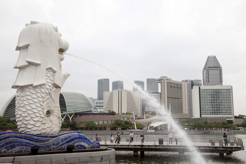 东方人,高楼大厦,栏杆,站,走,横图,室外,白天,正面,度假,河流,美景,水,楼梯,城市风光,标志建筑,城市,大厦,地标,建筑,摩天大楼,喷泉,雕塑,新加坡,亚洲,行人,游客,游人,波纹,飞溅,服装,艺术,装饰,溅,雕刻,雕像,液体,阶梯,河水,景观,水滴,水流,乌云,云,阴天,云朵,建筑群,围栏,涟漪,首都,许多人,云彩,注视,休闲装,黄种人,文化,娱乐,建设,护栏,路人,旅客,台阶,水珠,衣服,倒影,水纹,天空,工艺品,波浪,天,观察,看,品味,站着,一群人,享受,休闲,休闲服,景色,放松,服饰,东南亚,观看,纪念,美术,察看,倒映,昏暗,阴沉,关注,喷洒,主题,水景,陈列,鱼尾狮,鱼尾狮公园,水晕,功能,美学,美观,新加坡共和国,反照,过客,狮头鱼尾像,男人,男性,年轻男性,年轻女性,女人,女性,亚洲人,设计,步行,散步,站立,走路,半身,彩图,大楼,高层建筑,高楼,摩天楼