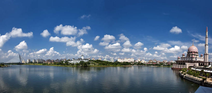 无人,家,寺庙,横图,全景,室外,白天,正面,旅游,度假,草地,草坪,河流,水,天际线,植物,标志建筑,地标,建筑,马来西亚,亚洲,阴影,波纹,节日,光线,影子,房屋,屋子,河水,水流,云,云朵,涟漪,首都,燃烧,云彩,文化,娱乐,建设,楼房,住宅,草,树,树木,蓝色,绿色,白云,倒影,蓝天,水纹,天空,阳光,自然,香火,庙宇,波浪,天,祈祷,享受,休闲,健康,旅游胜地,放松,许愿,宗教,东南亚,信仰,生长,晴朗,成长,纪念,祈求,倒映,布城,水晕,反照,马来西亚联邦,平安,晴空,彩图,房子,庙,寺,太子城,普特清真寺,粉红清真寺