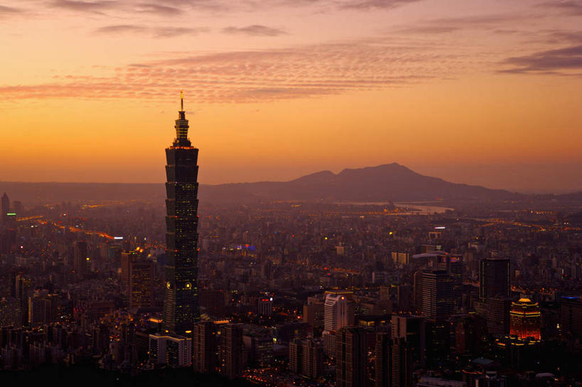 无人,高楼大厦,横图,全景,俯视,航拍,室外,白天,度假,美景,日落,山,山脉,城市风光,城市,大厦,建筑,摩天大楼,台湾,中国,亚洲,阴影,光线,影子,景观,山峰,晚霞,霞光,落日,建筑群,灯光,山峦,娱乐,建设,黄昏,群山,享受,休闲,景色,彩霞,放松,鸟瞰,东亚,台北,台北101,台北101大楼,港澳台,中华人民共和国,省会,台北市,台湾省,夕照,台北101大厦,台北国际金融中心,信义区,夕阳,彩图,高角度拍摄,大楼,高层建筑,高楼,摩天楼,斜阳,台