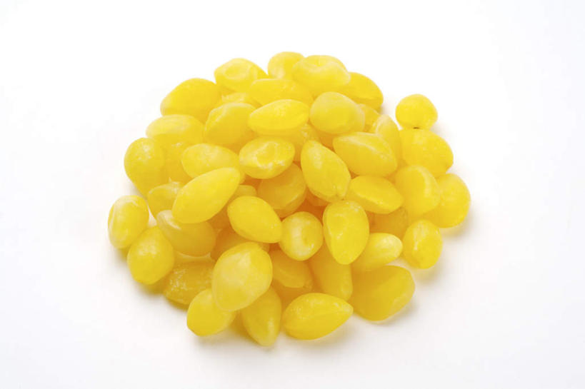 无人,横图,俯视,室内,特写,白天,白色背景,餐桌,桌子,一堆,许多,阴影,堆叠,堆积,反射,影子,坚果,很多,黄色,干果,摄影,影棚,餐台,堆,银杏,白果,彩图,高角度拍摄,影棚拍摄,拍摄