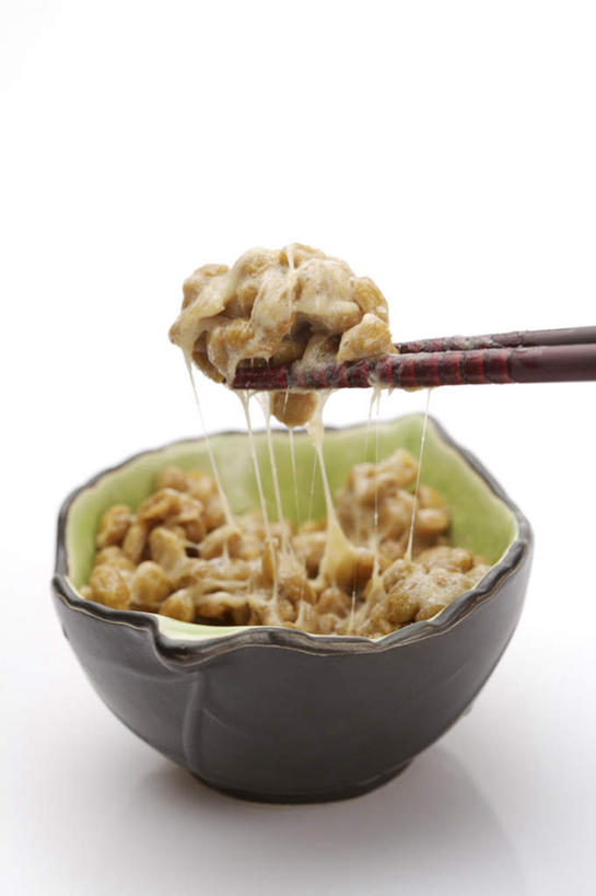 无人,竖图,俯视,室内,特写,白天,白色背景,餐桌,筷子,桌子,大豆,蔬菜,餐具,一堆,一双,阴影,堆叠,堆积,新鲜,反射,粘稠,影子,陶瓷,食品,陶瓷制品,文化,传统,饮食,食物,一个,容器,碗,健康,摄影,有机食品,绿色食品,影棚,单个,餐台,储藏,堆,礼节,纳豆,豆制品,储存,礼仪,发酵,黏稠,浓厚,酱豆,进餐用具,彩图,高角度拍摄,影棚拍摄,拍摄,贮存