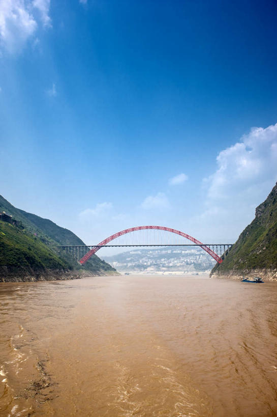 无人,竖图,室外,白天,正面,旅游,度假,河流,石头,美景,山,山脉,水,标志建筑,大桥,地标,建筑,桥梁,长江三峡,重庆,中国,亚洲,阴影,光线,石子,影子,河水,景观,山峰,水流,云,云朵,桥,山峦,云彩,娱乐,建设,拱桥,蓝色,白云,蓝天,天空,阳光,自然,群山,天,享受,休闲,旅游胜地,景色,放松,晴朗,自然风光,长江,东亚,湖北,湖北省,中华人民共和国,西南地区,重庆市,渝,奉节县,巫山县,华中地区,鄂,宜昌,宜昌市,恩施,恩施州,恩施土家族苗族自治州,巴东县,母亲河,石块,岩石,晴空,彩图,白帝城,南津关,巫山长江大桥,巫峡长江大桥,秭归,秭归县,公路桥