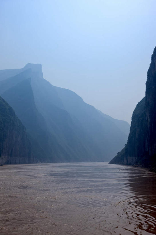 无人,竖图,室外,白天,正面,旅游,度假,河流,石头,美景,山,山脉,水,长江三峡,重庆,中国,亚洲,阴影,波纹,光线,石子,影子,河水,景观,山峰,水流,涟漪,山峦,娱乐,蓝色,倒影,蓝天,水纹,天空,阳光,自然,波浪,群山,天,享受,休闲,景色,放松,晴朗,倒映,自然风光,长江,东亚,湖北,湖北省,万里无云,中华人民共和国,水晕,西南地区,重庆市,渝,奉节县,巫山县,华中地区,鄂,宜昌,宜昌市,恩施,恩施州,恩施土家族苗族自治州,反照,巴东县,母亲河,石块,岩石,晴空,晴空万里,彩图,白帝城,瞿塘峡,夔峡,南津关,秭归,秭归县