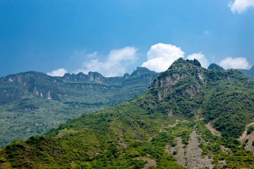 无人,横图,室外,白天,正面,旅游,度假,石头,美景,森林,山,山脉,树林,植物,长江三峡,重庆,中国,亚洲,阴影,光线,石子,影子,景观,山峰,云,云朵,山峦,云彩,娱乐,树,树木,蓝色,绿色,白云,蓝天,天空,阳光,自然,群山,天,享受,休闲,景色,放松,生长,晴朗,成长,自然风光,东亚,湖北,湖北省,中华人民共和国,西南地区,重庆市,渝,奉节县,巫山县,华中地区,鄂,宜昌,宜昌市,恩施,恩施州,恩施土家族苗族自治州,巴东县,石块,岩石,晴空,彩图,白帝城,南津关,秭归,秭归县