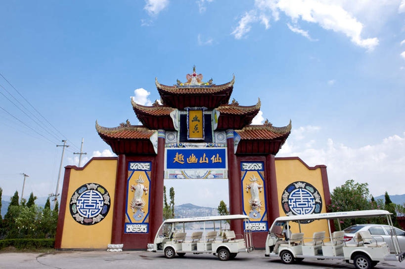 东方人,一个人,坐,横图,室外,白天,仰视,旅游,度假,名胜古迹,植物,门,标志建筑,道路,地标,建筑,路,汽车,观光车,雕塑,长江三峡,重庆,中国,亚洲,仅一个男性,仅一个人,仅一个中年男性,阴影,服装,遗迹,艺术,装饰,光线,标志,雕刻,牌匾,文字,影子,字符,云,云朵,小路,交通,云彩,黄种人,古迹,文化,文物,娱乐,标识,建设,古建筑,车,树,树木,衣服,蓝色,绿色,白云,蓝天,天空,阳光,自然,工艺品,门框,交通工具,天,驾驶,行驶,享受,休闲,汉字,旅游胜地,放松,服饰,生长,晴朗,成长,纪念,操纵,美术,控制,衣着,穿着,中文,载具,主题,陈列,古文明,东亚,操控,湖北,湖北省,中华人民共和国,西南地区,功能,美学,把持,国文,华文,重庆市,渝,丰都县,奉节县,巫山县,华中地区,鄂,宜昌,宜昌市,恩施,恩施州,恩施土家族苗族自治州,衣饰,巴东县,男人,男性,中年男性,亚洲人,晴空,坐着,彩图,低角度拍摄,全身,白帝城,丰都,丰都鬼城,酆都鬼城,鬼城,南津关,幽都,秭归,秭归县,旅游观光车