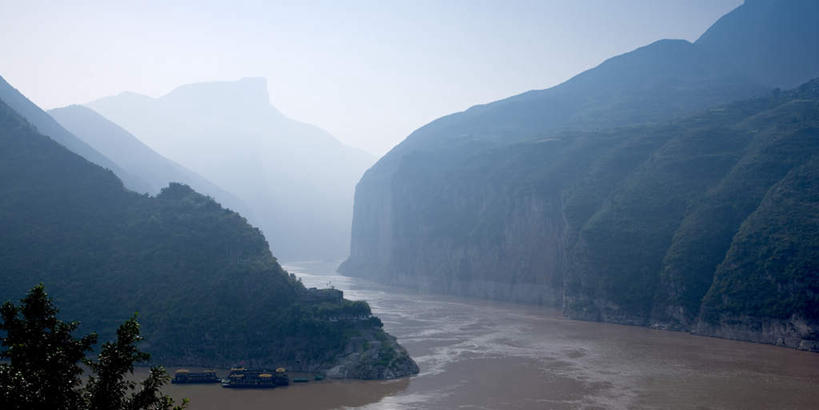 无人,横图,室外,白天,正面,旅游,度假,河流,石头,美景,山,山脉,树林,水,植物,长江三峡,重庆,中国,亚洲,阴影,波纹,光线,石子,影子,河水,景观,山峰,水流,涟漪,山峦,娱乐,树,树木,绿色,倒影,水纹,天空,阳光,自然,波浪,群山,天,享受,休闲,景色,放松,生长,晴朗,成长,倒映,自然风光,长江,东亚,湖北,湖北省,万里无云,中华人民共和国,水晕,西南地区,重庆市,渝,奉节县,巫山县,华中地区,鄂,宜昌,宜昌市,恩施,恩施州,恩施土家族苗族自治州,反照,巴东县,母亲河,石块,岩石,晴空,晴空万里,彩图,白帝城,瞿塘峡,夔峡,南津关,秭归,秭归县